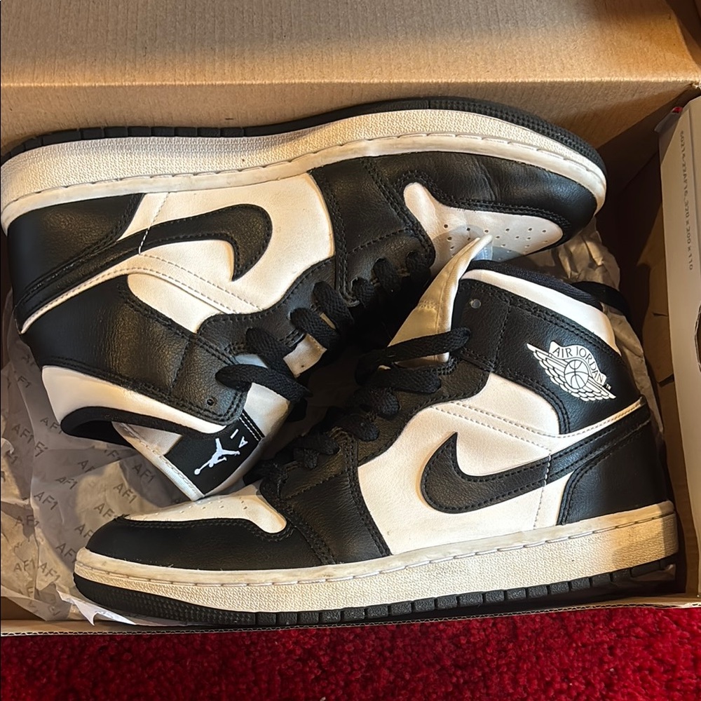 Nike Black and White Sneakers with Classic Silhouette